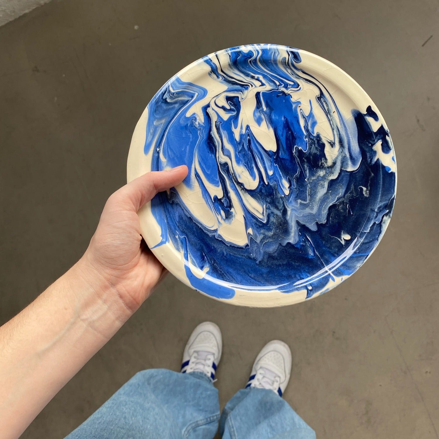 Marbled plate white and blue 