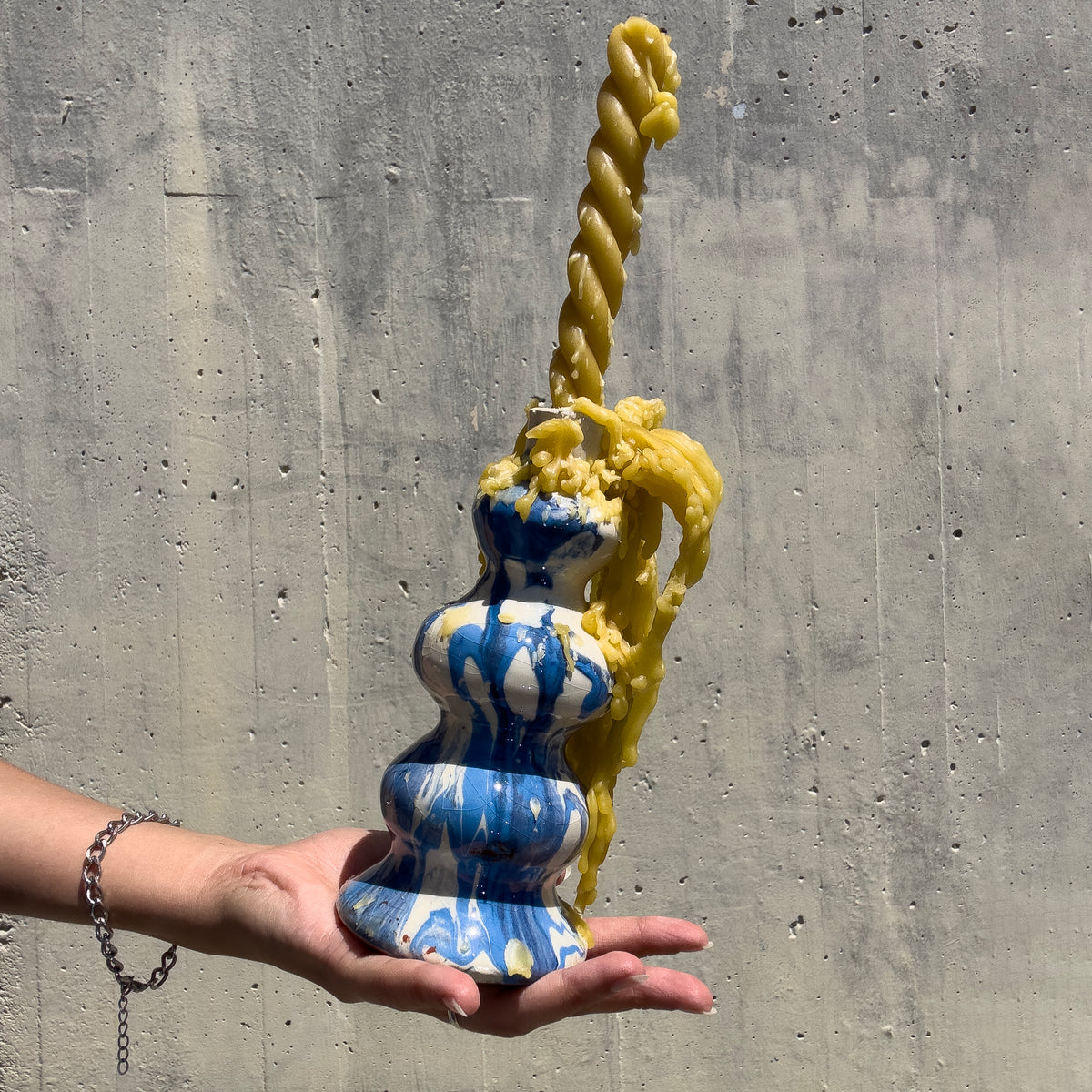 mano con vela y candle holder - lifestyle
