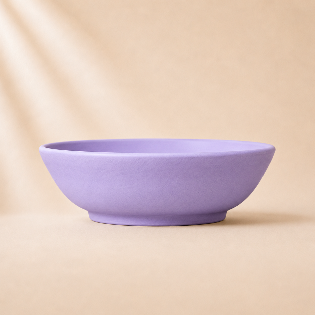 Lilac monochrome pastabowl on a beige background
